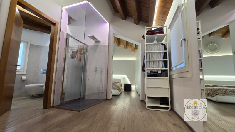 Riferimento Immobile: SE41
Ad Este, in posizione centralissima, e comoda a tutti i servizi, in es...