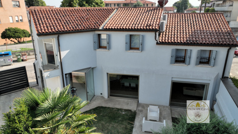 Riferimento Immobile: SE41
Ad Este, in posizione centralissima, e comoda a tutti i servizi, in es...