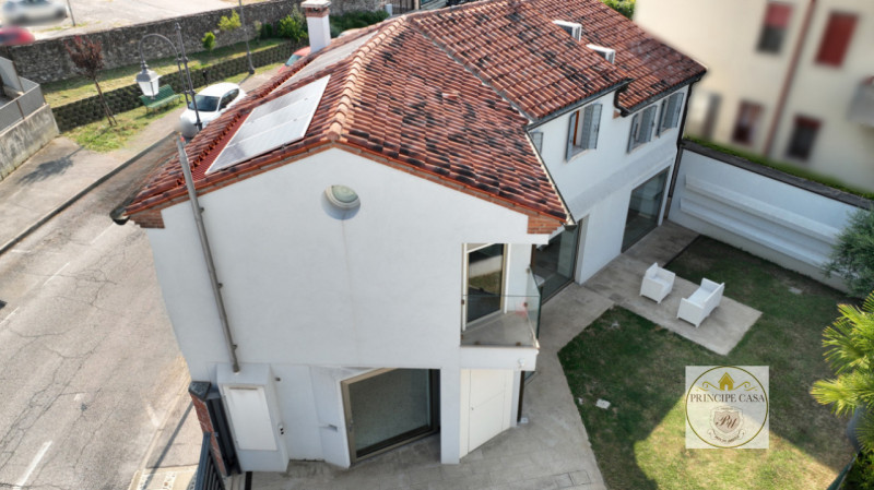 Riferimento Immobile: SE41
Ad Este, in posizione centralissima, e comoda a tutti i servizi, in es...