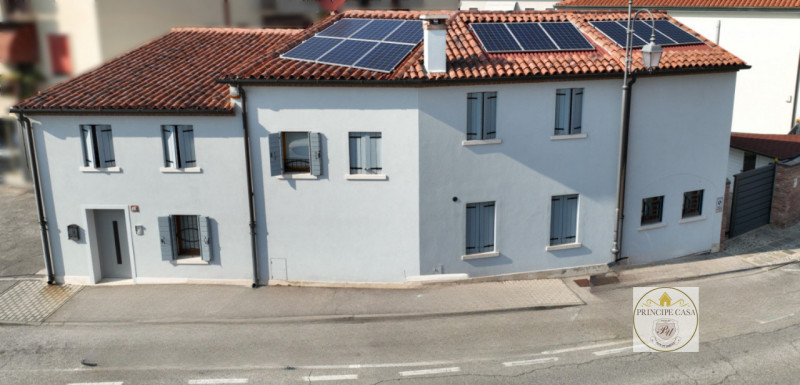 Riferimento Immobile: SE41
Ad Este, in posizione centralissima, e comoda a tutti i servizi, in es...