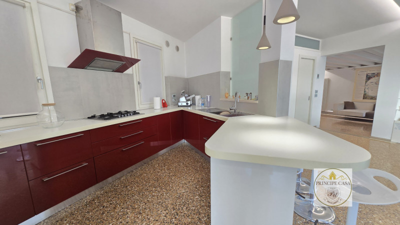 Riferimento Immobile: SE41
Ad Este, in posizione centralissima, e comoda a tutti i servizi, in es...