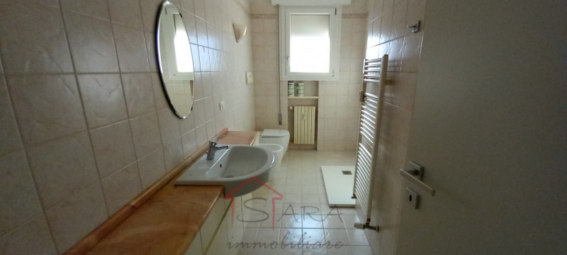 Disponibile dal 1 gennaio. 

CAMERA con LETTO MATRIMONIALE in appartamento in ottimo stato, ristr...