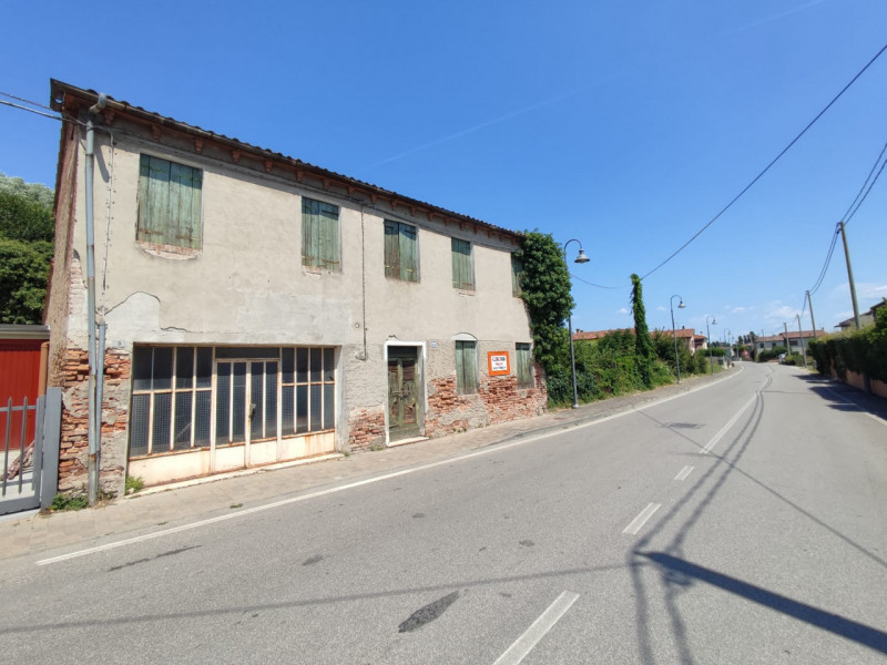 Proponiamo un'interessante opportunità di investimento immobiliare situata a Montagnana.
Il compe...