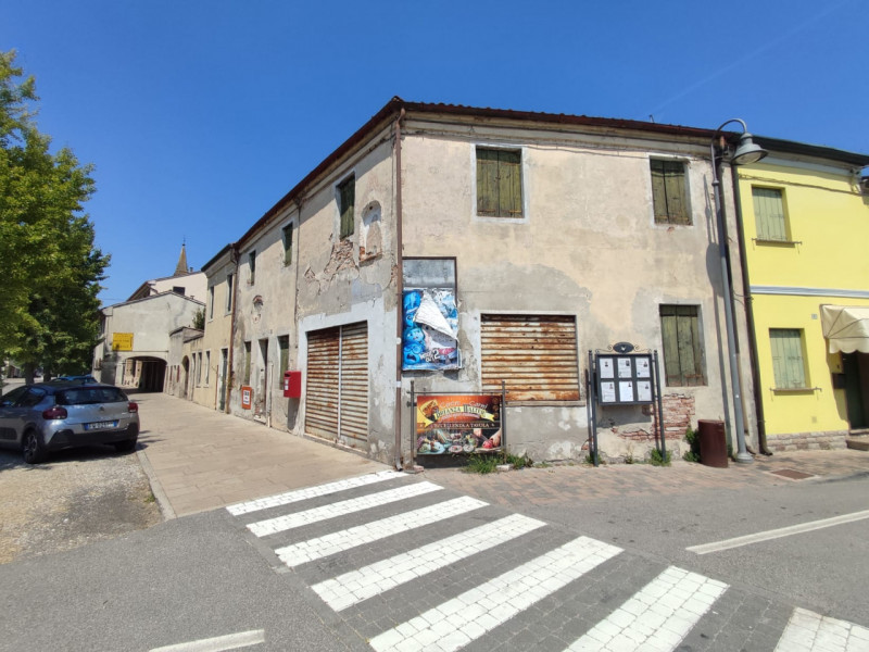 Proponiamo un'interessante opportunità di investimento immobiliare situata a Montagnana.
Il compe...