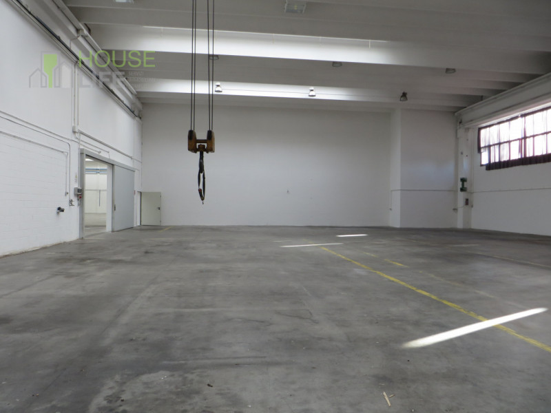 SCHIO - Z.I: CAPANNONE INDUSTRIALE di mq 700 circa con uffici mq 70 con carroponte da 10 ton, H 6...