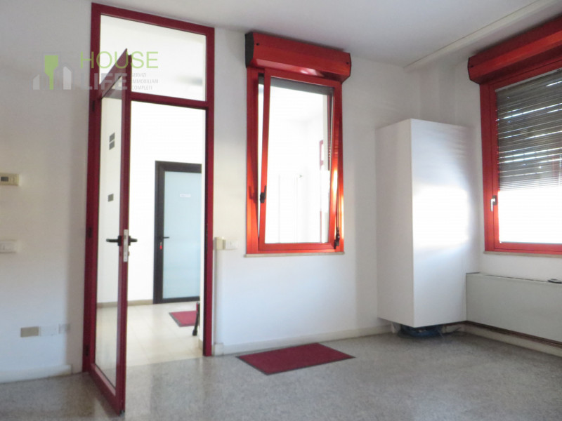 SCHIO - Z.I: CAPANNONE INDUSTRIALE di mq 700 circa con uffici mq 70 con carroponte da 10 ton, H 6...