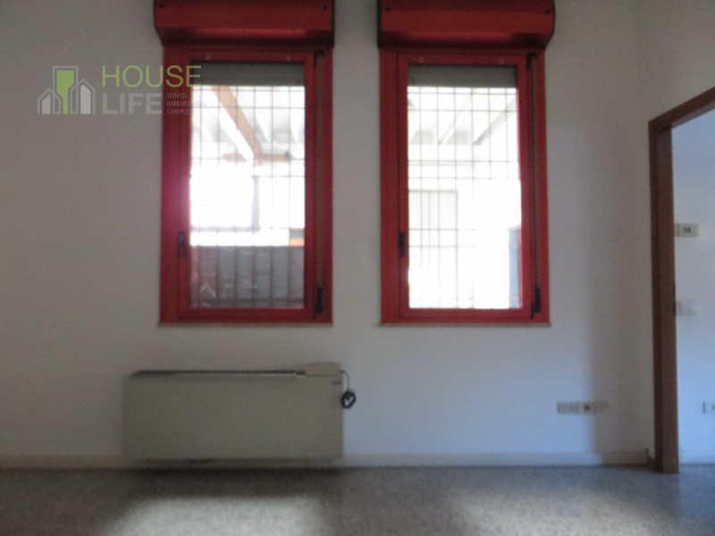 SCHIO - Z.I: CAPANNONE INDUSTRIALE di mq 700 circa con uffici mq 70 con carroponte da 10 ton, H 6...