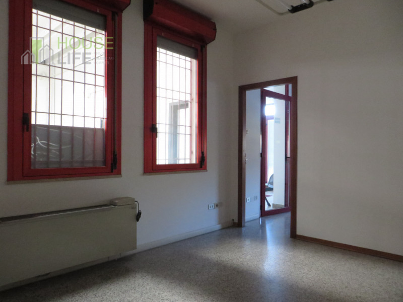 SCHIO - Z.I: CAPANNONE INDUSTRIALE di mq 700 circa con uffici mq 70 con carroponte da 10 ton, H 6...