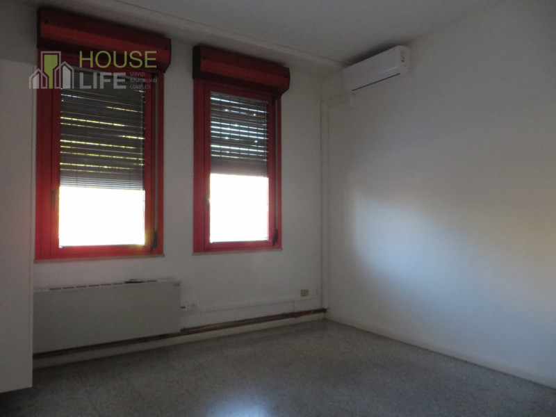 SCHIO - Z.I: CAPANNONE INDUSTRIALE di mq 700 circa con uffici mq 70 con carroponte da 10 ton, H 6...