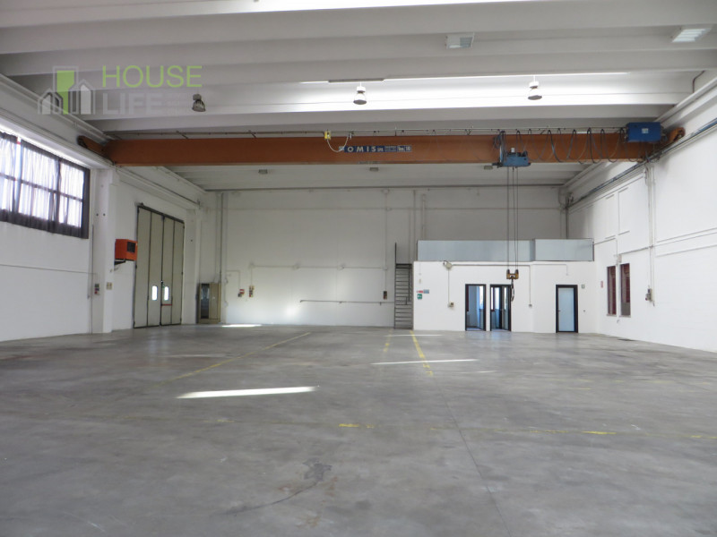 SCHIO - Z.I: CAPANNONE INDUSTRIALE di mq 700 circa con uffici mq 70 con carroponte da 10 ton, H 6...