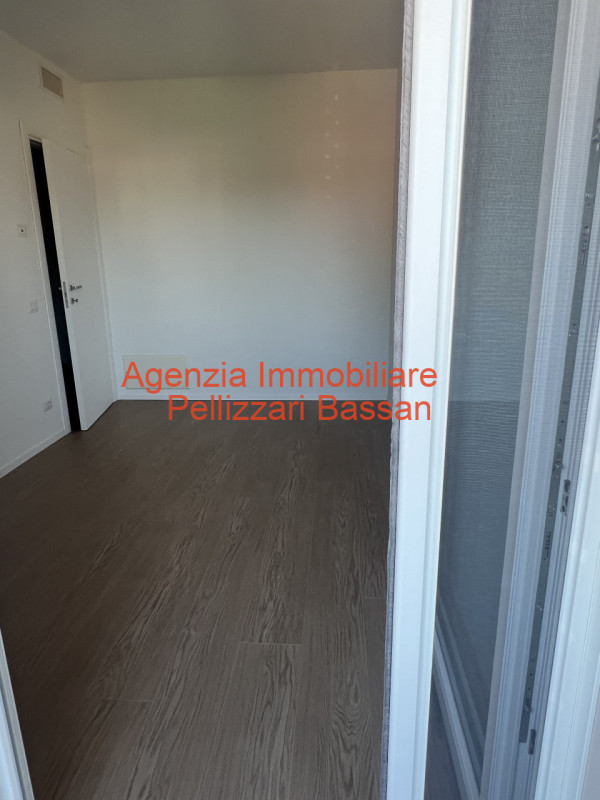 Comodo al centro di Spresiano si propone in vendita appartamento al secondo ed ultimo piano servi...