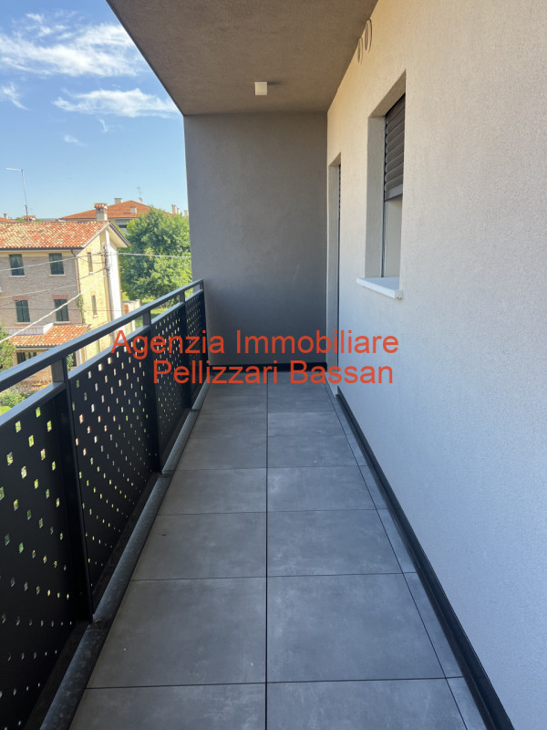 Comodo al centro di Spresiano si propone in vendita appartamento al secondo ed ultimo piano servi...