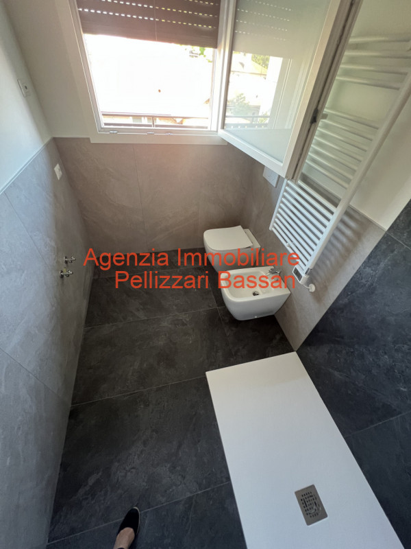 Comodo al centro di Spresiano si propone in vendita appartamento al secondo ed ultimo piano servi...