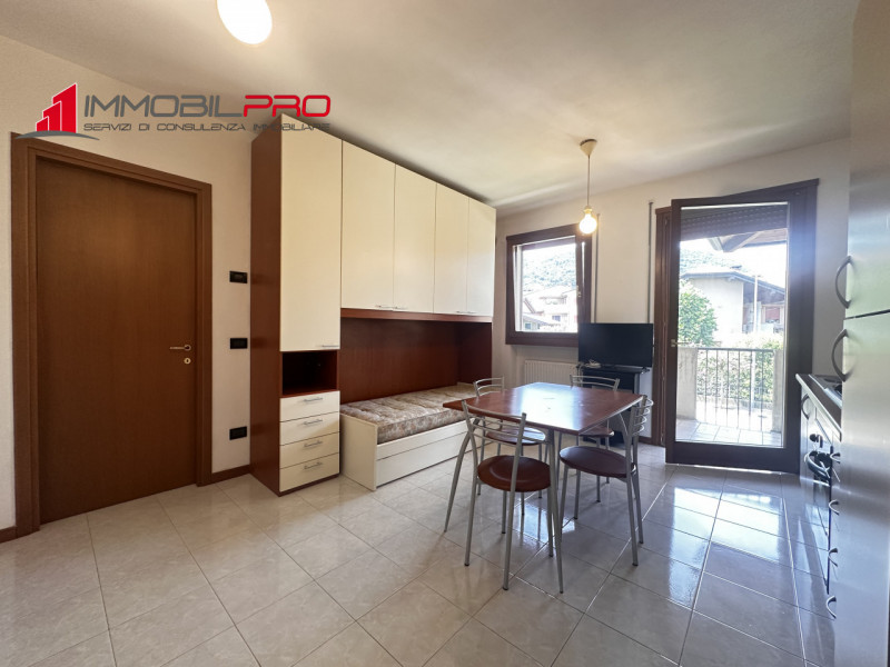 Affittasi accogliente monolocale di circa 40 mq, impreziosito da un ampio terrazzino con travi a ...