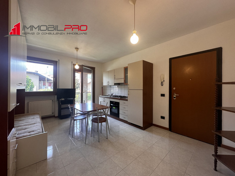 Affittasi accogliente monolocale di circa 40 mq, impreziosito da un ampio terrazzino con travi a ...