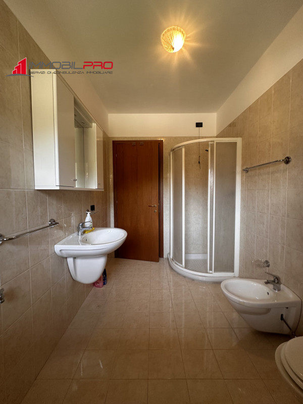 Affittasi accogliente monolocale di circa 40 mq, impreziosito da un ampio terrazzino con travi a ...