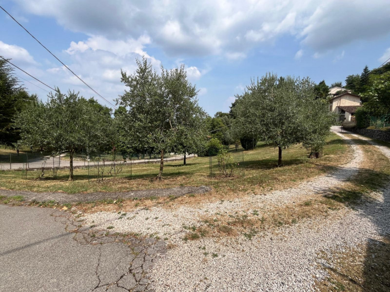 Siamo lieti di proporvi in vendita un terreno edificabile residenziale situato nella zona di Pera...