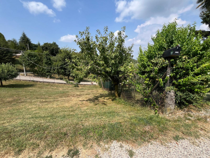 Siamo lieti di proporvi in vendita un terreno edificabile residenziale situato nella zona di Pera...