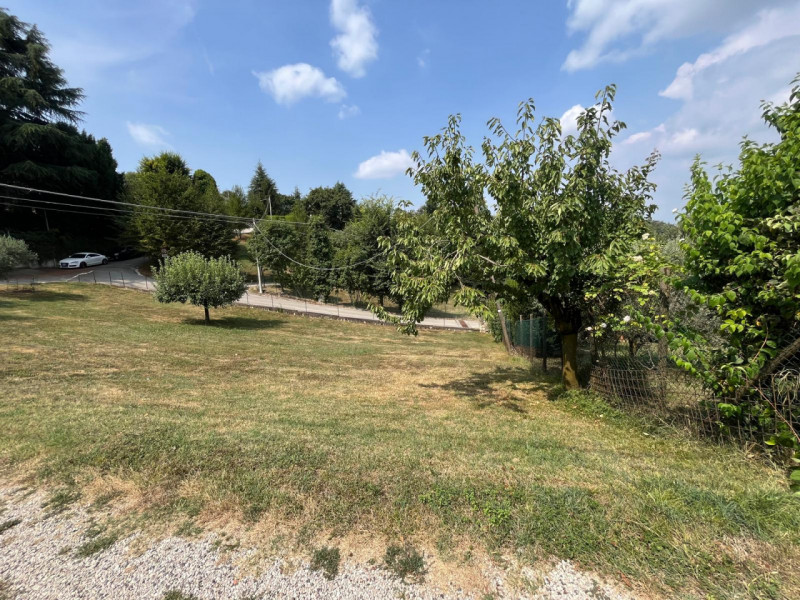 Siamo lieti di proporvi in vendita un terreno edificabile residenziale situato nella zona di Pera...