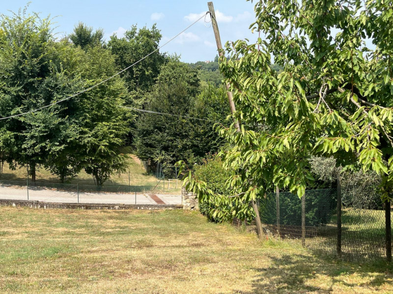 Siamo lieti di proporvi in vendita un terreno edificabile residenziale situato nella zona di Pera...