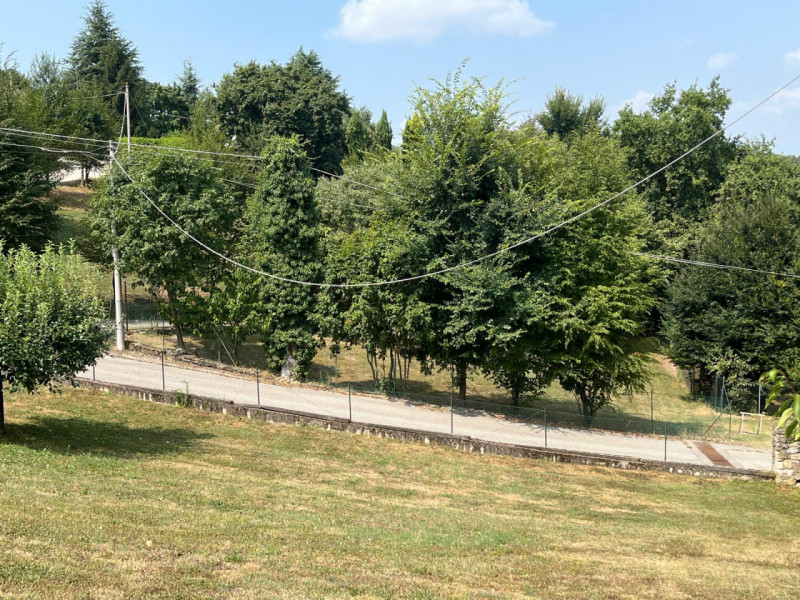 Siamo lieti di proporvi in vendita un terreno edificabile residenziale situato nella zona di Pera...