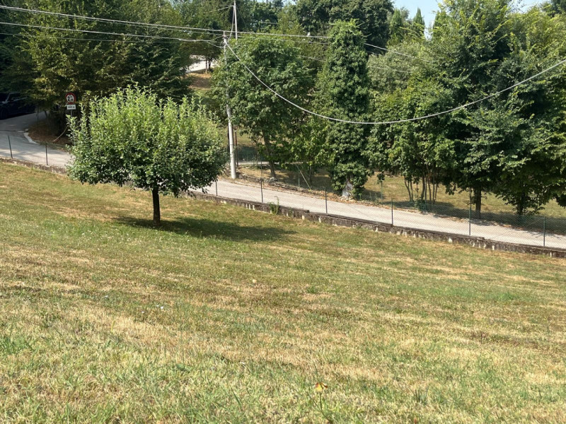 Siamo lieti di proporvi in vendita un terreno edificabile residenziale situato nella zona di Pera...