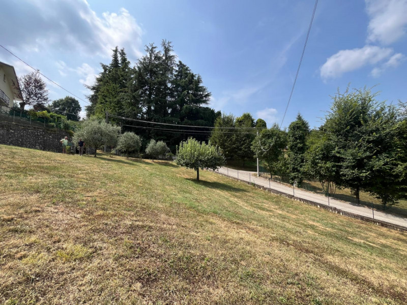 Siamo lieti di proporvi in vendita un terreno edificabile residenziale situato nella zona di Pera...