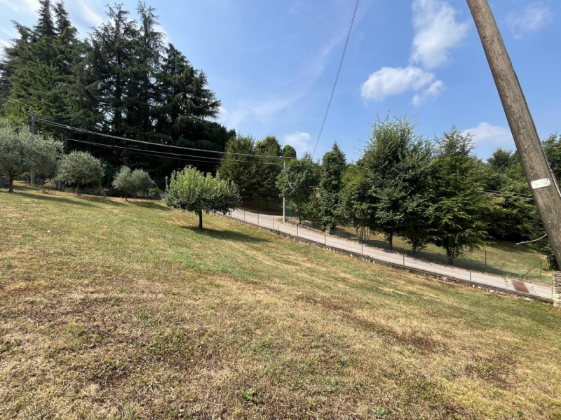 Siamo lieti di proporvi in vendita un terreno edificabile residenziale situato nella zona di Pera...