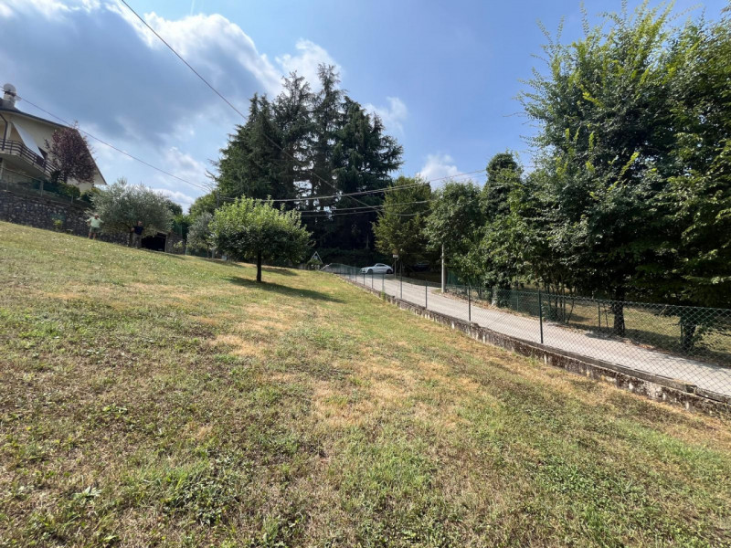 Siamo lieti di proporvi in vendita un terreno edificabile residenziale situato nella zona di Pera...