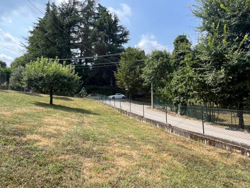 Siamo lieti di proporvi in vendita un terreno edificabile residenziale situato nella zona di Pera...