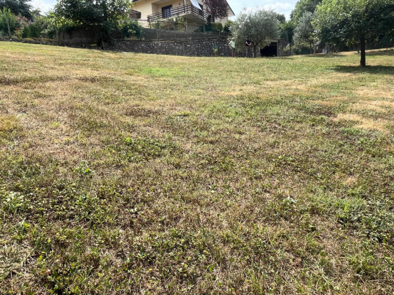 Siamo lieti di proporvi in vendita un terreno edificabile residenziale situato nella zona di Pera...