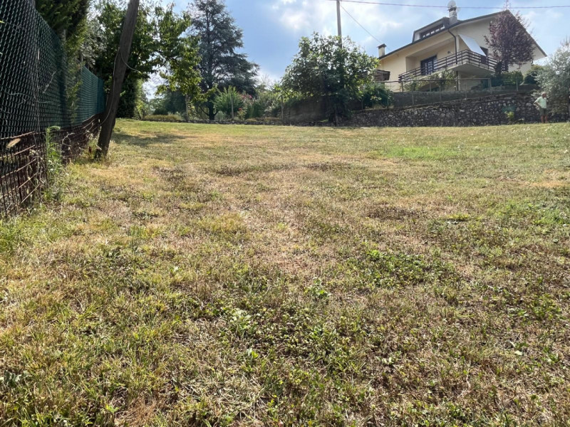 Siamo lieti di proporvi in vendita un terreno edificabile residenziale situato nella zona di Pera...