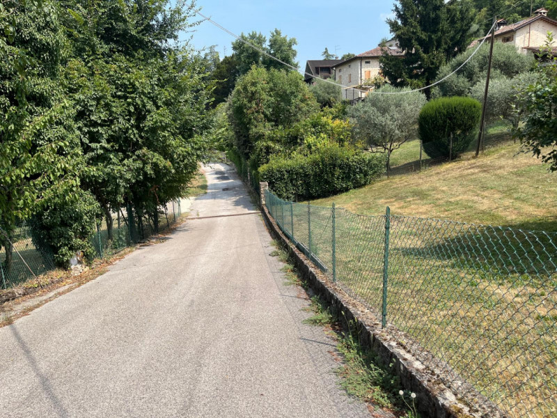 Siamo lieti di proporvi in vendita un terreno edificabile residenziale situato nella zona di Pera...