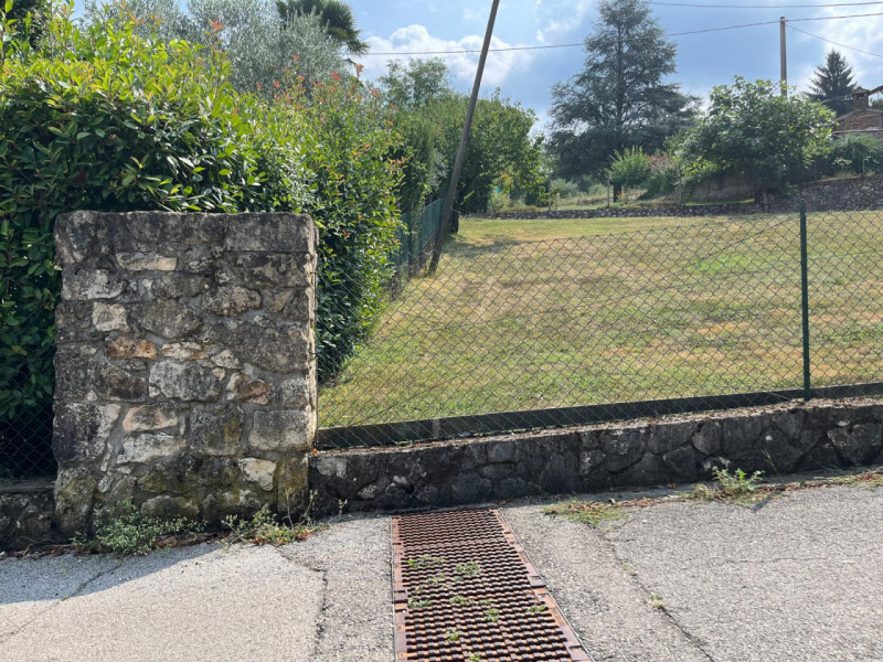 Siamo lieti di proporvi in vendita un terreno edificabile residenziale situato nella zona di Pera...