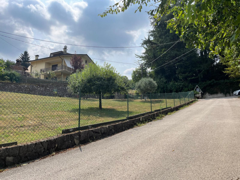 Siamo lieti di proporvi in vendita un terreno edificabile residenziale situato nella zona di Pera...