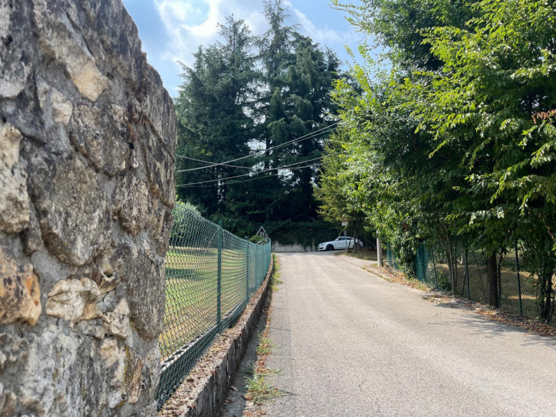 Siamo lieti di proporvi in vendita un terreno edificabile residenziale situato nella zona di Pera...