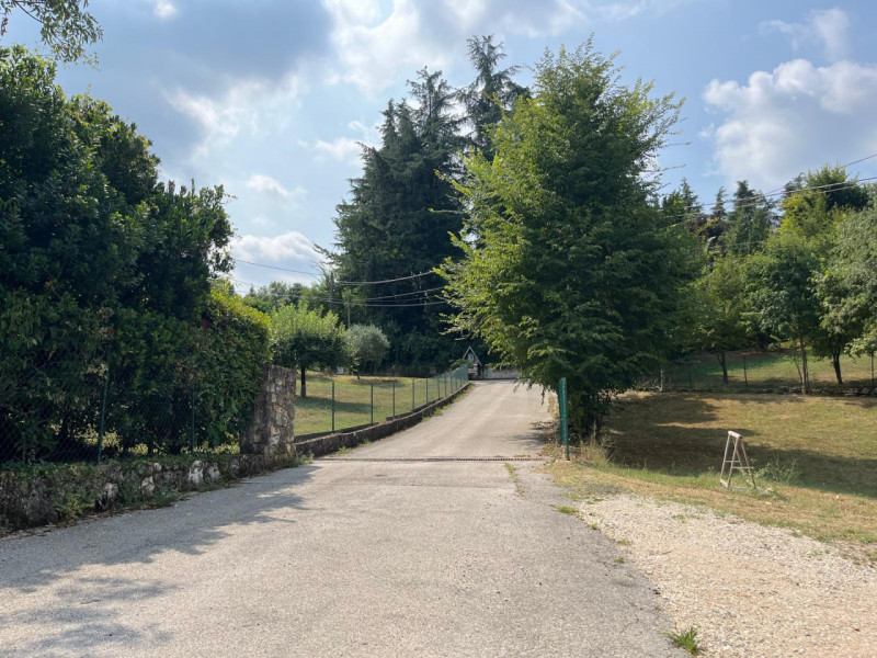 Siamo lieti di proporvi in vendita un terreno edificabile residenziale situato nella zona di Pera...