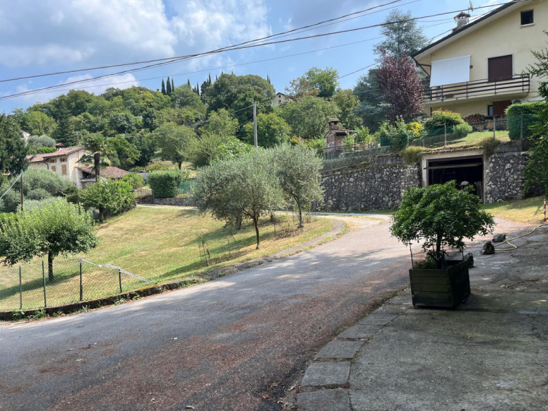 Siamo lieti di proporvi in vendita un terreno edificabile residenziale situato nella zona di Pera...