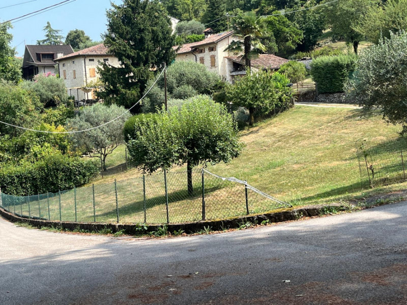 Siamo lieti di proporvi in vendita un terreno edificabile residenziale situato nella zona di Pera...