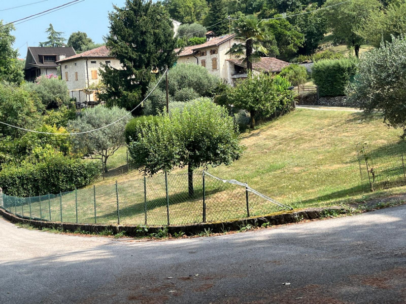 Siamo lieti di proporvi in vendita un terreno edificabile residenziale situato nella zona di Pera...