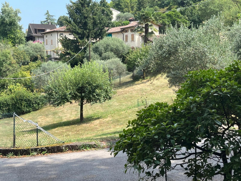 Siamo lieti di proporvi in vendita un terreno edificabile residenziale situato nella zona di Pera...