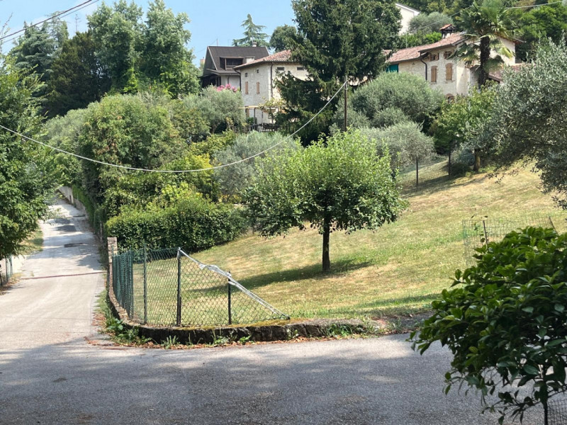 Siamo lieti di proporvi in vendita un terreno edificabile residenziale situato nella zona di Pera...