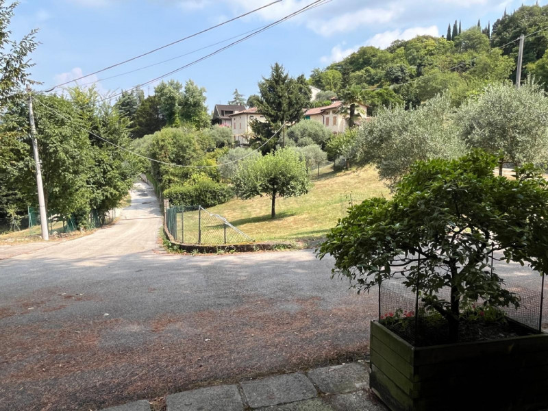 Siamo lieti di proporvi in vendita un terreno edificabile residenziale situato nella zona di Pera...