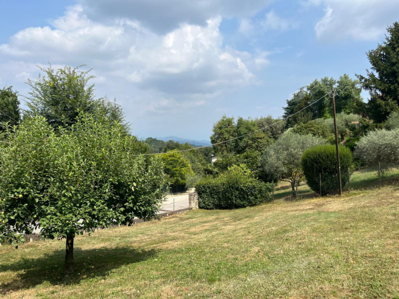 Siamo lieti di proporvi in vendita un terreno edificabile residenziale situato nella zona di Pera...