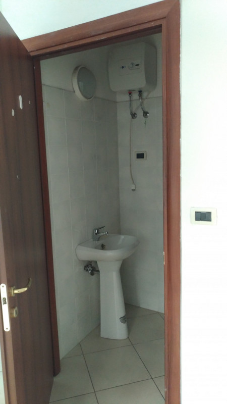 Proponiamo un locale commerciale in affitto situato nel cuore del centro di Este, nella zona di v...