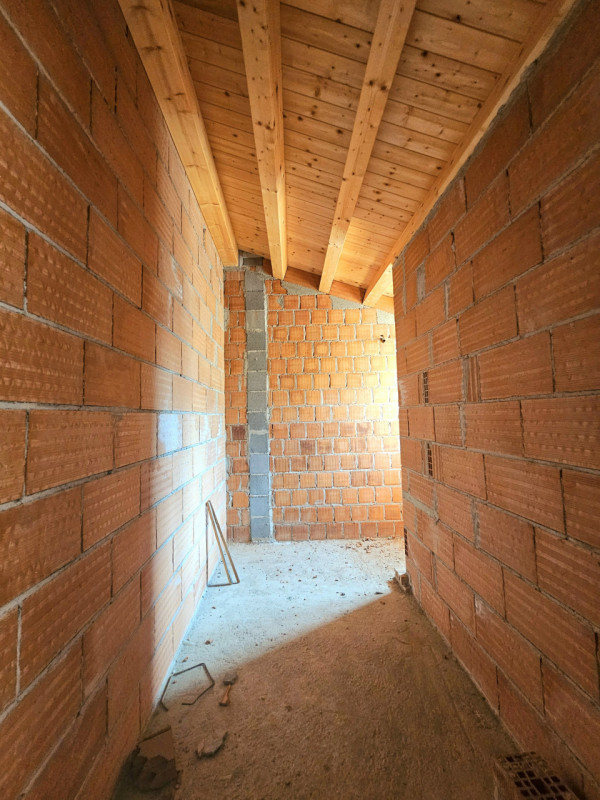 Proponiamo in vendita a Cinto Euganeo, località Faedo, porzione di bifamiliare al grezzo, colloca...