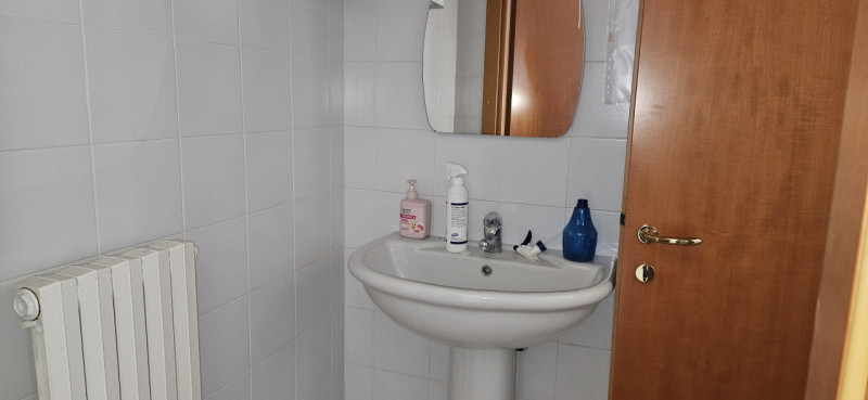 In vendita a Este, in un recente contesto direzionale-commerciale fronte strada, proponiamo un lu...