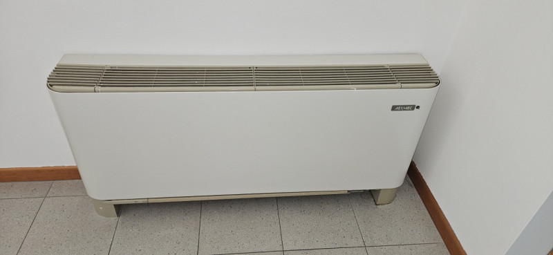 In vendita a Este, in un recente contesto direzionale-commerciale fronte strada, proponiamo un lu...