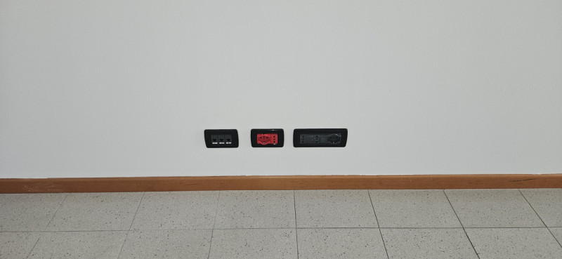 In vendita a Este, in un recente contesto direzionale-commerciale fronte strada, proponiamo un lu...