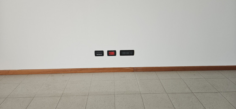 In vendita a Este, in un recente contesto direzionale-commerciale fronte strada, proponiamo un lu...